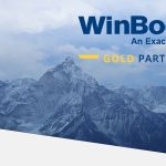 Paysage de montagnes sous un ciel bleu, avec le logo de WinBooks en haut à droite