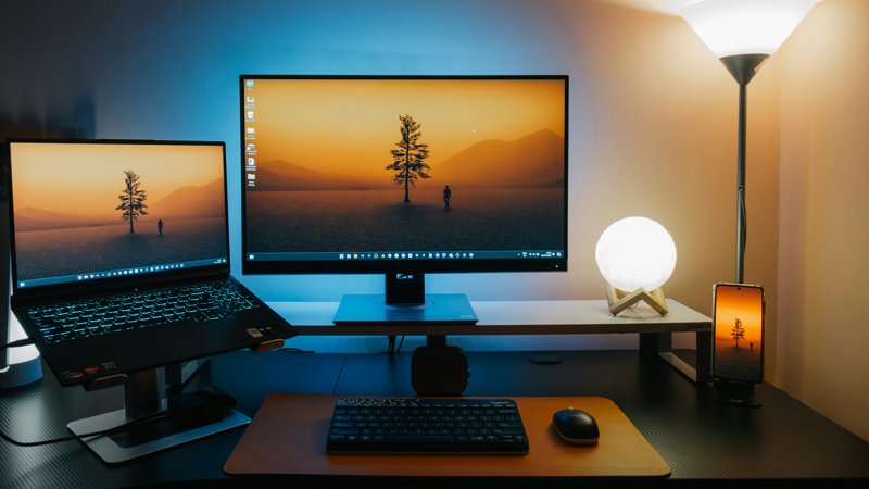 Bureau avec ordinateur - pc portable et smartphone - Exact Online Automatisation -  comptabilité automatisée