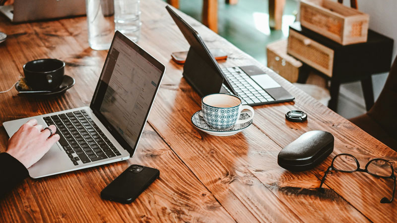 Personnes qui collaborent autour d'un café - Exact Online Collaboration