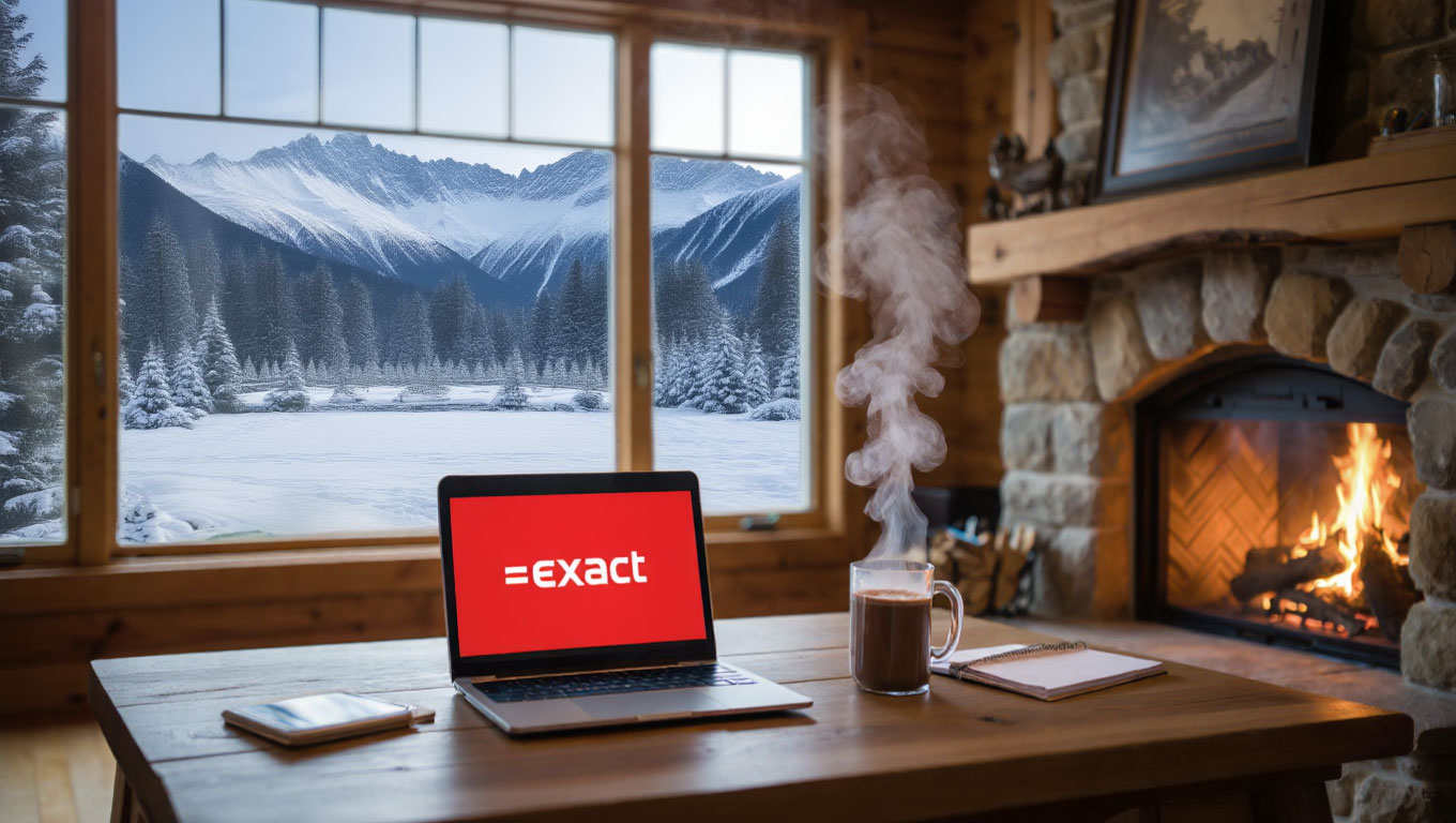 Laptop ouvert sur une table prês d'un feu de cheminée, devant une baie vitrée montrant des montagnes enneigées - Exact Online optimise et automatise votre gestion bancaire