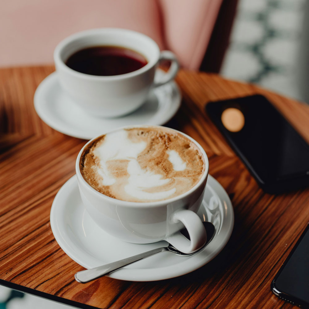 Odoo Community vs Enterprise - tasse de café sur une table